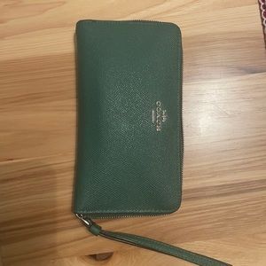 Coach wallet, zip around
